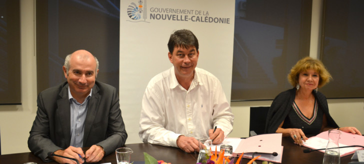 Lors de sa visite, Madeleine Mathieu, directrice de la PJJ a signé la convention avec le président Santa, le haut-commissaire Laurent Prévost et Didier Poidyaliwane, membre du gouvernement.