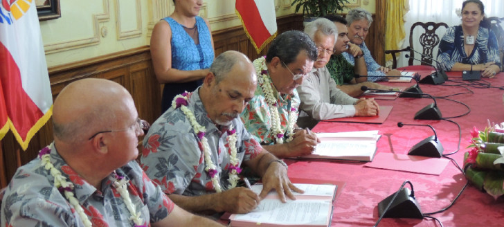 Gibert Tyuienon, vice-président du gouvernement de la Nouvelle-Calédonie, et Édouard Fritch, président de la Polynésie française, ont signé un protocole d’entente entre les deux territoires.