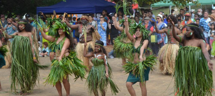 Les troupes Tiaré Pacifique et tribu de Hunöj (Lifou) ont ouvert le bal avec une symbolique danse fusion.