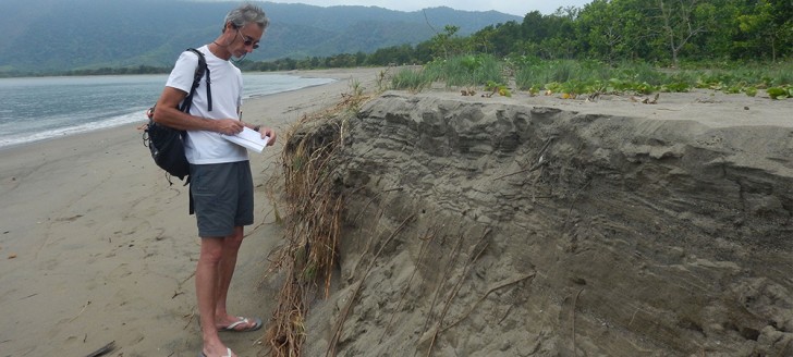 Suivi du littoral par le service de la géologie, ici sur le site de la Roche Percée à Bourail. 