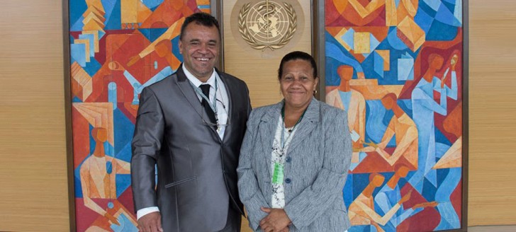 Valentine Eurisouké, membre du gouvernement en charge de la santé et son conseiller Claude Gambey, au bureau régional de l’OMS à Manille.