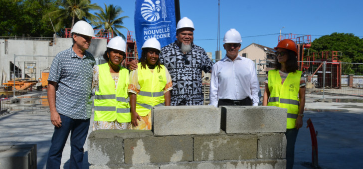 Nicolas Kurtovitch, Wali Wahetra, Ezrah Bouchet (petite-fille de Déwé Gorodey), Vaimu’a Muliava, Louis Le Franc et Pascale Servent (mairie de Nouméa) ont posé la première symbolique du futur établissement.