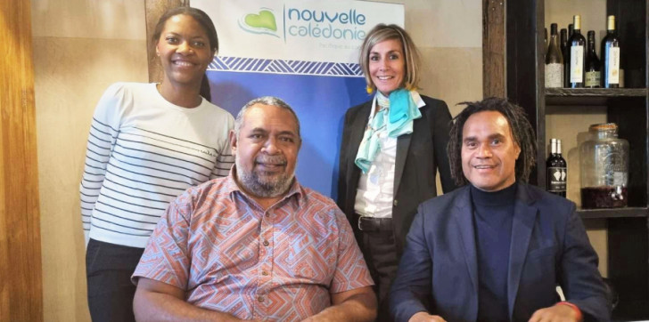 Christian Karembeu, nouvel ambassadeur touristique de la Nouvelle-Calédonie, s’engage dans la promotion de son île natale.