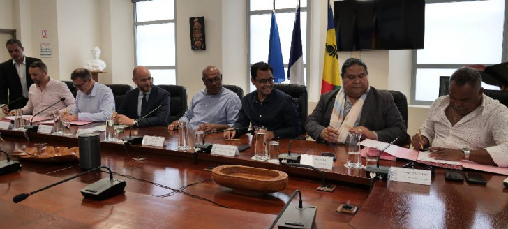 Le lancement du fonds s’est fait en présence du secrétaire général adjoint du Haut-commissariat Arnaud Lauzier, du directeur territorial de la Banque des territoires Vincent Boursier et du directeur général d’Invest in Pacific Nicolas Laurent. Le lancement du fonds s’est fait en présence du secrétaire général adjoint du Haut-commissariat Arnaud Lauzier, du directeur territorial de la Banque des territoires Vincent Boursier et du directeur général d’Invest in Pacific Nicolas Laurent.