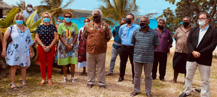 Louis Mapou était accompagné des membres du gouvernement Mickaël Forrest et Vaimu’a Muliava. Le Congrès était notamment représenté par Roch Wamytan, Malikulo Tukumuli, Virginie Ruffenach, Philippe Dunoyer, Wali Wahetra et Isabelle Bearune.