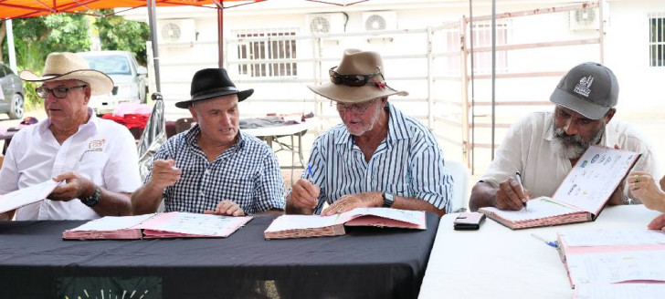 La charte a été signée par tous les acteurs lors des 40 ans de l’Upra bovine à Port-Laguerre.