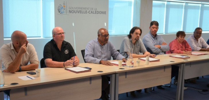 Les partenaires sociaux ont signé l’accord-cadre au gouvernement, en présence du président du gouvernement Alcide Ponga et de Christopher Gygès, Thierry Santa et Samuel Hnepeune.
