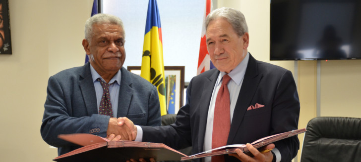 Le président du gouvernement et le Vice Premier ministre et ministre des affaires étrangères de Nouvelle-Zélande, Winston Peters ont signé un plan de coopération conjoint qui définit les relations entre les deux pays jusqu'en 2027. Le président du gouvernement et le Vice Premier ministre et ministre des affaires étrangères de Nouvelle-Zélande, Winston Peters ont signé un plan de coopération conjoint qui définit les relations entre les deux pays jusqu'en 2027.