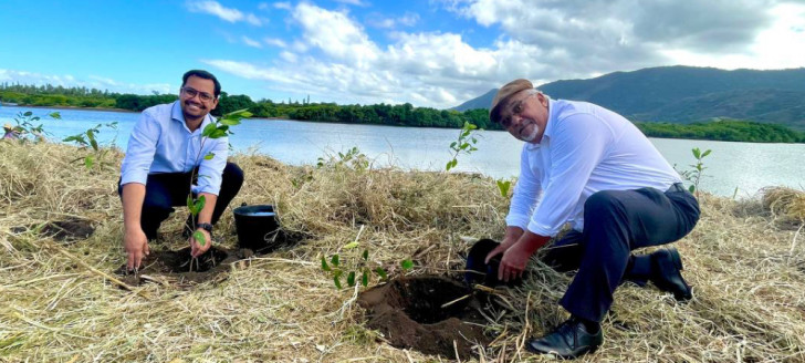 Jérémie Katidjo Monnier a participé à la plantation d’arbres à Bourail, aux côtés de nombreux acteurs et partenaires dont le maire de la commune Patrick Robelin.