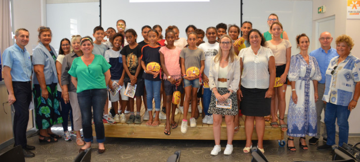 Les jeunes élèves féminines de deux classes de sixième du collège d’Apogoti ont été les premières à recevoir leur kit « premières règles ». Les jeunes élèves féminines de deux classes de sixième du collège d’Apogoti ont été les premières à recevoir leur kit « premières règles ».