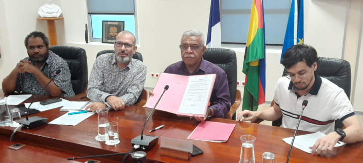 La signature s’est effectuée en visio-conférence en présence de Boris Ajapuhnya, chef de cabinet d’Adolphe Digoué, chargé de la pêche et du chef du service du parc naturel de la mer de Corail et de la pêche, Manuel Ducrocq, ainsi que du SCRRE.