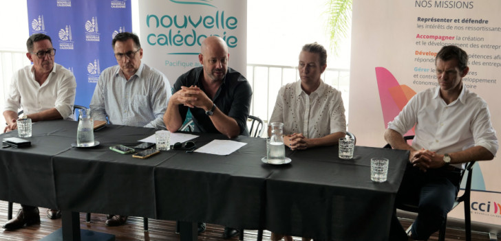 Cristopher Gygès a présenté le plan de relance du tourisme aux côtés de Philippe Ettweller (hôtelier), de Frank Soulie (transporteur), de Mimsy Daly (MEDEF NC) et de Charles Roger (CCI) 