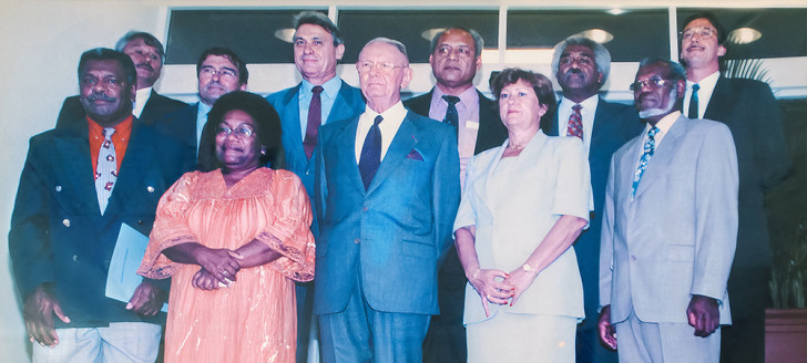 Le 28 mai 1999, le premier gouvernement collégial de la Nouvelle-Calédonie, réuni autour du président Jean Lèques, est élu par le Congrès.