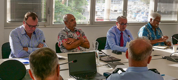 Le procureur de la République Yves Dupas, le membre du gouvernement chargé de la prévention routière Gilbert Tyuienon, le haut-commissaire Patrice Faure et le président du Congrès, Roch Wamytan, lors du premier conseil calédonien de la sécurité routière.