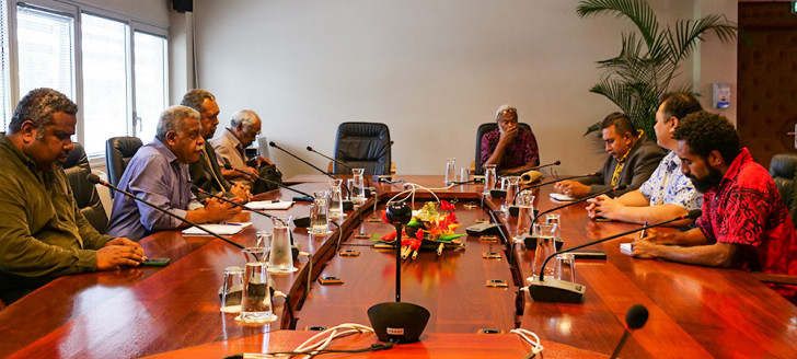 Le président du gouvernement Louis Mapou et le membre du gouvernement Mickaël Forrest ont tenu une réunion de travail avec plusieurs responsables des églises du Pacifique, mardi 24 mai, au gouvernement.