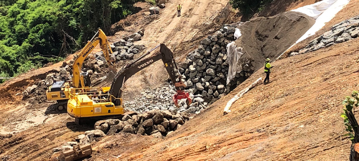 Le plus gros du chantier se situe actuellement dans la zone basse et consiste à réaliser un mur de soutènement de 80 mètres de long et de 9 mètres de haut. 