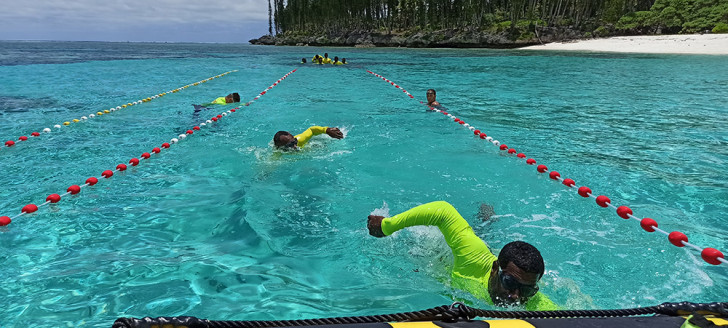 Formation aux techniques de nages avec l’installation de ligne d’eau dans la baie de Wabao.