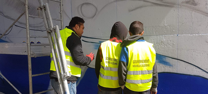 Dans le cadre d’un chantier éducatif, une baleine a été peinte sous l’échangeur de Koutio par des graffeurs professionnels, assistés par des jeunes de la DPJEJ.