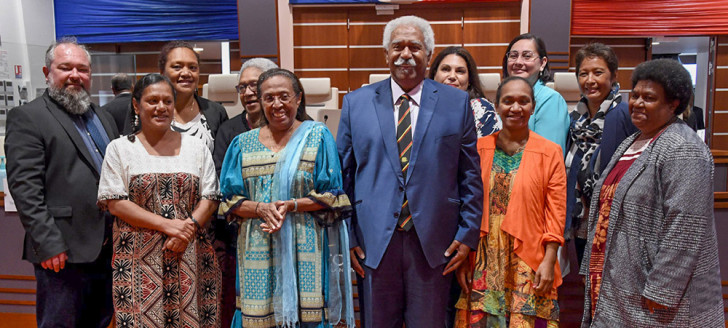 Le président du Congrès nouvellement réélu entouré des membres du bureau.  (©Jacquotte-Congrès )