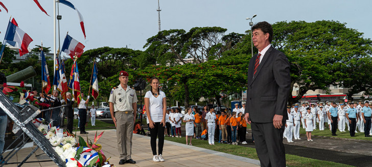 Le président du gouvernement Thierry Santa a déposé une gerbe au monument aux morts à l’occasion de la cérémonie du 8-Mai (© Province Sud).