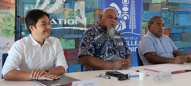 La conférence de presse a eu lieu à la Station N en présence de Vaimu’a Muliava, Georges Wapae et Laurent Bui pour l’ADECAL.