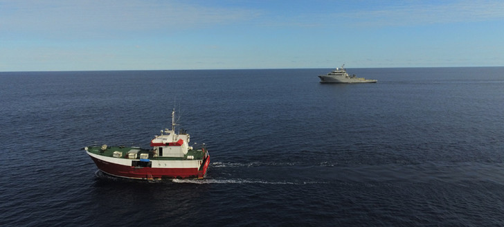 Le D’Entrecasteaux et des bateaux de pêche étaient engagés dans l’exercice de surveillance du Parc naturel de la mer de Corail, ainsi que l’Amborella, le navire multi-missions du gouvernement.