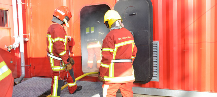 Manœuvre à l’intérieur du simulateur d’entraînement aux techniques d’intervention à bord des navires de Nouvelle-Calédonie (sauvetage et incendie).