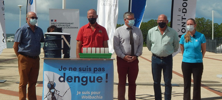 Lâché de moustiques Wolbachia sur la commune du Mont-Dore en présence de Nadège Rossi, chef de projet au World Mosquito Program (WMP), Eddie Lecourieux, maire de la ville et Grégory Lecru, commissaire délégué de la République pour la Province Sud.