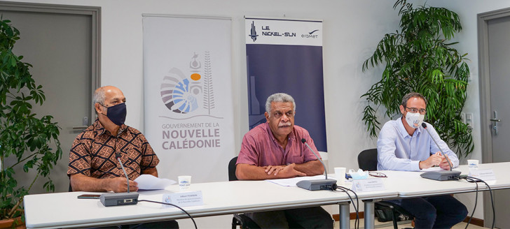 Louis Mapou, président du gouvernement chargé de la stratégie minière, et Guillaume Verschaeve, directeur général de la SLN, ont apposé leur signature en présence de Gilbert Tyuienon, membre chargé du suivi des affaires minières et du Fonds nickel.