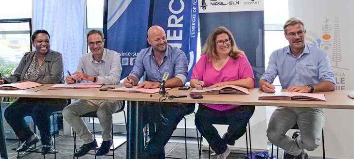 Béatrice Pierre  de PRNC, Guillaume Verschaeve de la SLN, Christopher Gygès, membre du gouvernement chargé de la transition énergétique et des énergies renouvelables, Sonia Backès, présidente de la province Sud et Jean-Gabriel Faget d'Enercal. 