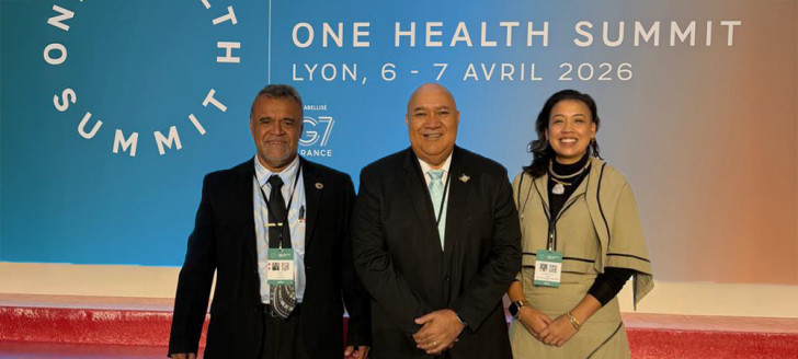De gauche à droite : Claude Gambey, Dr Saia Ma'u Piukala (directeur régional de l'OMS du Pacific occidental) et le Dr Jessica Kayamori (Bureau régional de l'OMS du Pacific occidental).