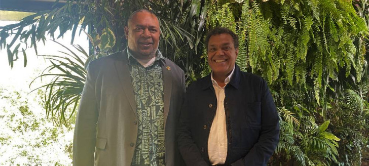 Mickaël Forrest et Emmanuel Kasarhérou lors de leur rencontre au musée du Quai Branly – Jacques-Chirac.