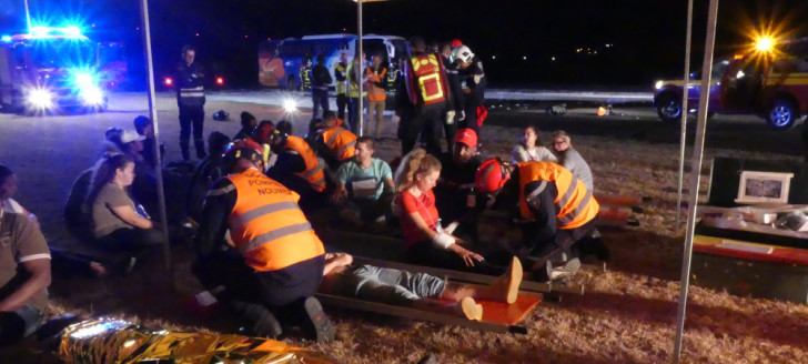 L’exercice à l’aérodrome de Magenta a permis de tester l’outil Sinus, un bracelet numérique qui facilite le suivi des victimes prises en charge.