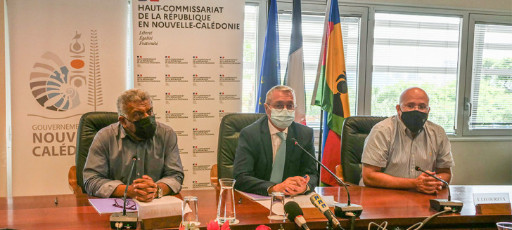 Louis Mapou et Patrice Faure ont signé le 12 Janvier l’avenant au contrat de développement État-Nouvelle-Calédonie 2017-2022, en présence de Yoann Lecourieux, membre du gouvernement,  chargé  de la mise en place et du suivi des contrats de développement.