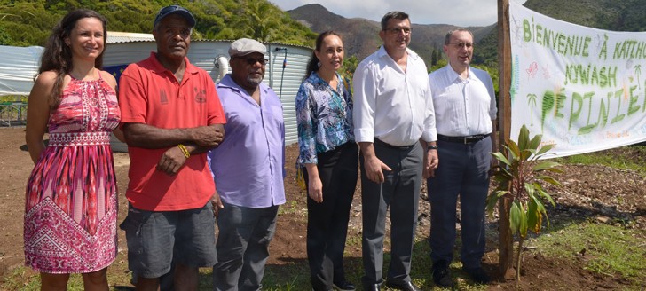 Philippe Germain entouré de Stefano Manservisi (à droite), directeur général de la DEVCO et de Tea Frogier (à gauche), ministre polynésienne du travail, aux côtés des représentants de la province Sud et des coutumiers. 