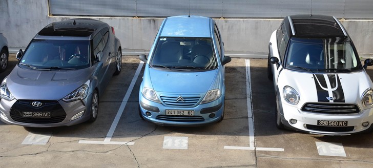 De ces trois véhicules, seul celui du milieu présente une plaque avant conforme à la nouvelle réglementation.