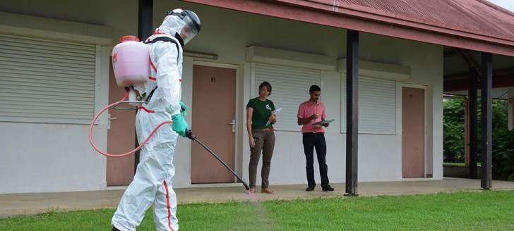 Entre théorie et pratique, les stagiaires révisent également les techniques d‘étalonnage des produits phytopharmaceutiques à usage agricole.  