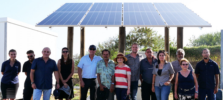 Photo de groupe, avec les bénéficiaires, les représentants des institutions et Enercal.