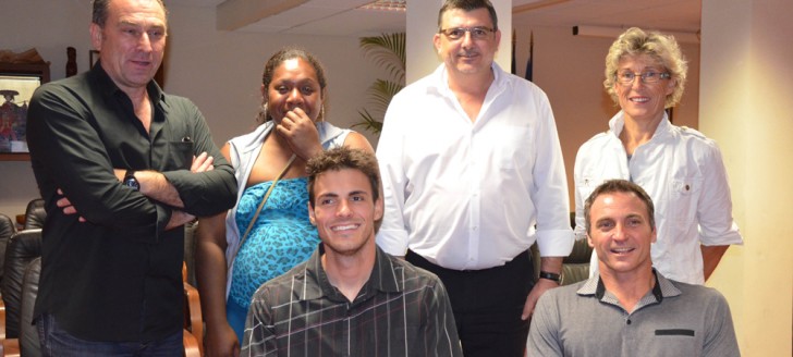 Les trois athlètes en compagnie de Philippe Germain, l’entraîneur national Olivier Deniaud (à gauche) et Patricia Patane, présidente de la ligue calédonienne de sport adapté et handisport. Les trois athlètes en compagnie de Philippe Germain, l’entraîneur national Olivier Deniaud (à gauche) et Patricia Patane, présidente de la ligue calédonienne de sport adapté et handisport.