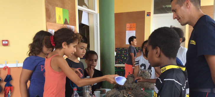 Pour la journée Récréasciences à Népoui, des élèves ont fabriqué une maquette du volcan Yasur qui entre en éruption.