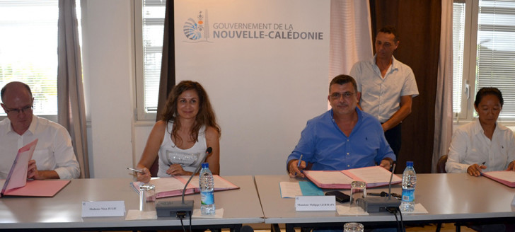 Les signataires du contrat de compétitivité de la filière du solaire thermique : Xavier Benoist (FINC), Nina Julié (ACE), le président du gouvernement Philippe Germain et Nathalie Klein (Synergie).