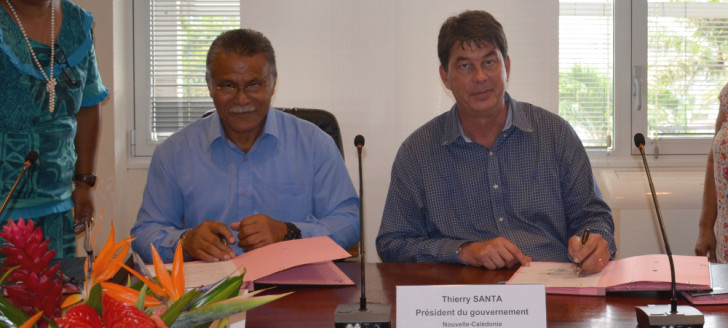 Les conventions ont été signées par le président du gouvernement, Thierry Santa, et le président de l’Assemblée territoriale de Wallis-et-Futuna, Atoloto Kolokilagi.