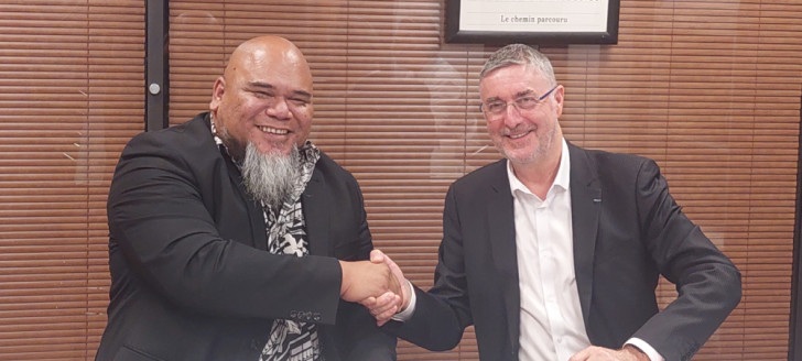 Vaimu'a Muliava et Jean-Marc Astorg, directeur de la stratégie au CNES, ont signé la convention à la Maison de la Nouvelle-Calédonie.