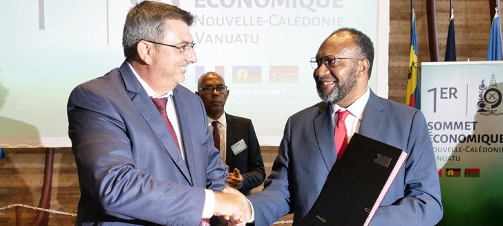 Philippe Germain et Charlot Salwai ont signé une déclaration conjointe relative au développement des échanges économiques et commerciaux entre la Calédonie et le Vanuatu.