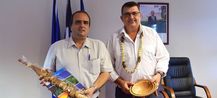 Après un entretien d’un peu plus d’une heure, le président de l’assemblée territoriale de Wallis-et-Futuna, David Vergé, et le président Germain ont échangé des cadeaux.